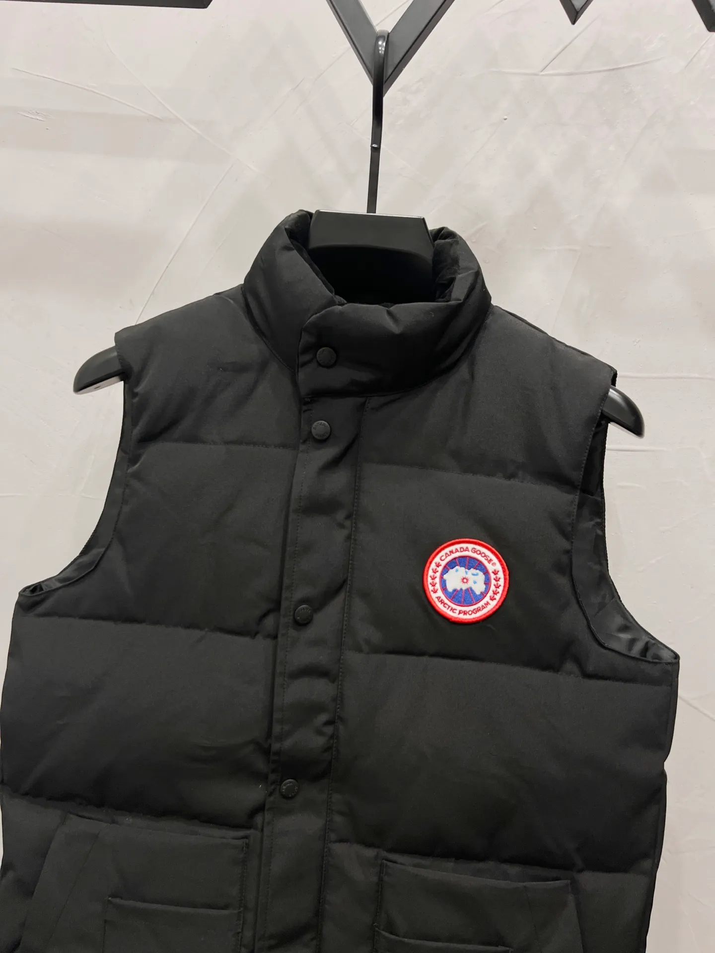 P330 model number: YC25 Canada goose/Canada Goose 4154M Freestyle Crew down vest, using international 50 down, genuine original clothing, pay attention to the version, YKK double zipper, velvet on the back collar, more warm, zippered hidden pocket on the inside, genuine mesh pockets on the inside. If you need to compare with the genuine product, check it out at any time. All accessories are made by the original factory. The fabric is molded and customized according to the original version. It can be restored by kneading it at will (fabric interpretation: the harder the fabric, the better the waterproof performance. Only those who buy the latest authentic version this year will notice the softness and comfort of the fabric. Soft fabrics are waterproof and have memory rebound function, which is the authentic fabric). The down is synchronized with genuine white duck down, fluffy and not clumps. The original version of Big Goose is white duck down. It is not the goose down boasted by the world's random copywriting. It can be verified through any official channel. Customized authentic YKK double zipper military-grade copper core zipper puller. High hardness and no jamming. The original smoothness is restored. The workmanship and wiring are all controlled by workers with more than ten years of service. They must be horizontal and vertical. No crookedness. The inner wiring density is more sophisticated. Feel free to compare. Big goose label. Collar label. Washed label. Hangtag. Zipper rope. Pocket label. Collar velvet. Buttons. All details are updated simultaneously with the original version. The best version. A fighter in a world-famous vest. Compare to the entire network. Color: Black White Navy Blue Gray Gray Gray Label Size: S-XXL